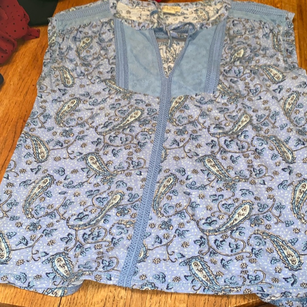 Lucky brand size extra large blouse, short sleeve with lace detail